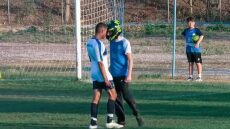 Θεσσαλονίκη: Οπαδός μπήκε φορώντας κράνος στο γήπεδο και διέκοψε αγώνα τοπικού - Δείτε βίντεο