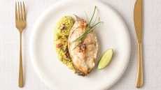 Φιλέτο ψαριού στο φούρνο με πουρέ γλυκοπατάτας, σπανάκι και κοπανιστή Τήνου