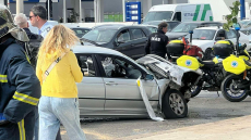 Άνοιξε η Βουλιαγμένης προς Αθήνα, στο ύψος της Γλυφάδας, μετά το τροχαίο με δύο τραυματίες - Δείτε φωτογραφίες 