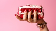 Το Red Velvet cake που αγαπάς έχει μέσα έντομα