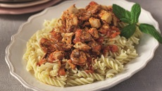 Σας περίσσεψε κοτόπουλο; 8 νόστιμες συνταγές για να το αξιοποιήσετε