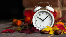 Αλλαγή ώρας: Αυτή την Κυριακή «κερδίζουμε μια ώρα ύπνο», αλλά βγαίνουμε χαμένοι σε δύο τομείς – Ποιοι επηρεάζονται περισσότερο