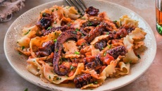 Μηλέικα λαζάνια με χταπόδι ραγού