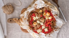 Η συνταγή της ημέρας. Χοιρινή σπάλα στη λαδόκολλα. Το μενού της εβδομάδας (28/10-3/11)