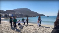 Ψέριμος: Παρέλαση για την 28η Οκτωβρίου με τέσσερις μαθητές και προσκόπους στην αμμουδιά