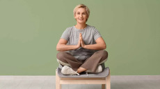 Κάνουμε 5 απλές ασκήσεις γιόγκα καθισμένοι στην καρέκλα – Βελτιώνουμε ευλυγισία, δύναμη και διάθεση