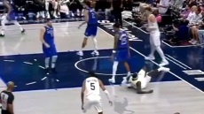 ΝΒΑ: Η στιγμή του σοβαρού τραυματισμού του Χέντρικς των Τζαζ - Έσπασε το πόδι του, χάνει τη σεζόν