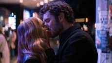 Nobody Wants This: Το φιλί που συζητήθηκε - Ποια κίνηση έκανε ο Adam Brody και τρέλανε τους τηλεθεατές