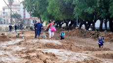 Ισπανία: Ο Σάντσεθ ανακοίνωσε νέα μέτρα στήριξης ύψους 3,8 δισεκατομμυρίων ευρώ για τους πληγέντες από τις πλημμύρες 