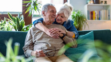 Eυτυχία: Το μυστικό που μειώνει αποτελεσματικά το στρες όσο μεγαλώνουμε