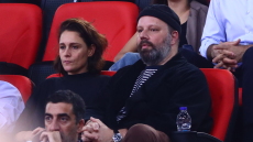 Ξανά στο ΣΕΦ ο Λάνθιμος: Πανηγυρίζει τα καλάθια του Ολυμπιακού κόντρα στη Μονακό - Βίντεο 