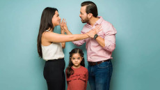 Όταν το σύμπτωμα του παιδιού αποτελεί σημάδι ότι η σχέση των γονιών πάσχει – Μια ψυχολόγος εξηγεί