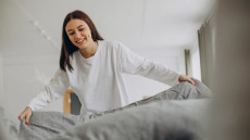 Υπάρχει ένας σοβαρός λόγος να μην στρώσετε το κρεβάτι μόλις ξυπνήσετε – Σε πόση ώρα να το φτιάξετε σύμφωνα με ένα γιατρό