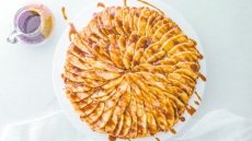 Ανοιχτή μηλόπιτα µε σιρόπι καραμέλας