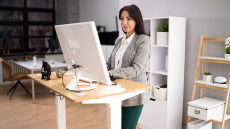 Είναι τα όρθια γραφεία αποτελεσματική λύση για καλύτερη υγεία; Ένας ειδικός έχει αμφιβολίες