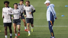 Αντσελότι για τις φονικές πλημμύρες: «Το ποδόσφαιρο έπρεπε να σταματήσει γιατί είναι το πιο σημαντικό από τα λιγότερο σημαντικά πράγματα στη ζωή»