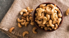 Φτιάχνουμε καραμελωμένα κάσιους με μέλι και δενδρολίβανο σε 15′