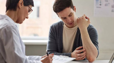 Ψωρίαση: Ολες οι διαθέσιμες θεραπείες που φροντίζουν το δέρμα – Ο ειδικός εξηγεί πότε χρησιμοποιούνται