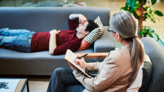 Τι είναι το ψυχολογικό φαινόμενο Ben Franklin και πώς το χρησιμοποιούν για να χειραγωγούν ανθρώπους