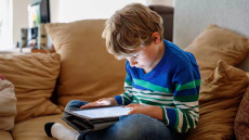 Αυτισμός: Πόσες ώρες μπροστά σε οθόνες σχετίζονται με αυξημένο κίνδυνο διάγνωσης στο φάσμα – Έρευνα απαντά