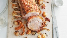 Μπριζολίκι χοιρινό με θυμάρι και κρεμμυδάκια εσαλότ