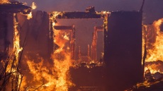 ΗΠΑ: Μεγάλη πυρκαγιά καίει για δεύτερη μέρα στην Καλιφόρνια - Διακοπές ρεύματος και εκκενώσεις για χιλιάδες ανθρώπους