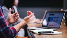 Εξαήμερη εργασία: Πότε επιτρέπεται η απασχόληση την 6η ημέρα και πώς αμείβεται