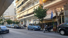 Άφαντοι οι δράστες που πυροβόλησαν 43χρονο σε καφενείο στον Βύρωνα