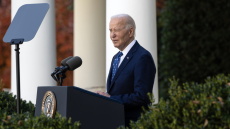 Μπάιντεν για δασμούς Τραμπ σε Μεξικό και Καναδά: Ελπίζω να το ξανασκεφτεί