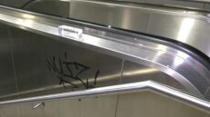 Μετρό Θεσσαλονίκης: Άγνωστοι έγραψαν με μαρκαδόρο σκάλες σε σταθμό