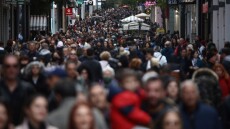 Ανοιχτά μαγαζιά σήμερα: Το ωράριο για την Κυριακή (1/12) και πότε κλείνουν - Τι ισχύει για τα σούπερ μάρκετ