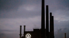 Πλήγμα άνω των 5 δισ. ευρώ για τη Volkswagen, λόγω αποχώρησης της Porsche από τα ηλεκτρικά οχήματα 