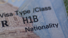 Οι ΗΠΑ θα ελέγξουν 55 εκατ. κατόχους βίζας για να δουν αν παραβίασαν τους όρους
