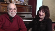 Χρήστος Βαλαβανίδης και Νατάσα Τσακαρισιάνου θυμούνται τους «Αυθαίρετους»: Κάναμε μία ερωτική σκηνή κι έσπασε το κρεβάτι