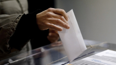 Τι δείχνουν οι τελευταίες δημοσκοπήσεις: Κοντά στο double score η ΝΔ, μάχη για τη δεύτερη θέση με φόντο το «κόμμα Τσίπρα»