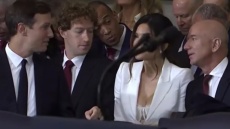 H... κλεφτή ματιά του Ζούκερμπεργκ στο ντεκολτέ της συντρόφου του Τζεφ Μπέζος - Βίντεο 