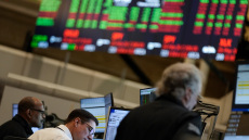 Wall Street: Παρασύρθηκαν οι δείκτες από την τεχνολογική πτώση – Ανησυχία για την Oracle
