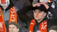 Η Παρί «τρολάρει» ανελέητα τη Λίβερπουλ με οπαδό των Reds που φοράει καπελάκι της στο Γουέμπλεϊ