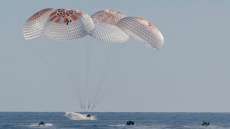 Προσθαλασσώθηκε η κάψουλα με τους αστροναύτες που έμειναν για 9 μήνες στον Διεθνή Διαστημικό Σταθμό - Δείτε βίντεο