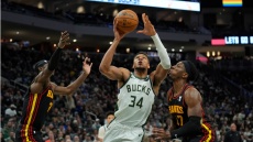 ΝΒΑ: Τέταρτη σερί ήττα για τους Μπακς παρά την 30άρα του Γιάννη, 124-145 οι Χοκς - Δείτε βίντεο