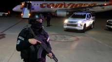 Το Ανώτατο Δικαστήριο επιτρέπει στον Τραμπ να εφαρμόσει τον νόμο περί εχθρών αλλοδαπών για άμεσες απελάσεις 