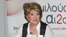 Η Τριφύλλη δικαιολογεί τον Φιλιππίδη για την Παπούλια: Η Εβελίνα είναι ωραία γυναίκα, πώς είναι δυνατόν να μην της δείξει κάτι;