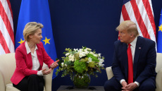 Η EE απειλεί να βάλει στο στόχαστρο τεχνολογικούς γίγαντες των ΗΠΑ αν δεν βρεθεί λύση με τους δασμούς 