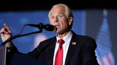 Ο άνθρωπος πίσω από τους δασμούς Τραμπ: Ποιος είναι ο Πίτερ Ναβάρο και γιατί επιτίθεται στον Μασκ