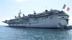Στον όρμο του Φαλήρου αγκυροβόλησε το αεροπλανοφόρο «Σαρλ ντε Γκολ» - Φωτογραφίες