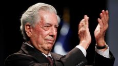 Μάριο Βάργκας Λιόσα: Ο Νομπελίστας με τον πολυτάραχο βίο - Παντρεύτηκε τη θεία και την ξαδέρφη του, «απομυθοποίησε» τον Κάστρο 