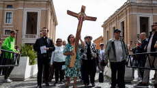 Από την Τετάρτη σε λαϊκό προσκύνημα η σορός - Χιλιάδες πιστοί στο Βατικανό