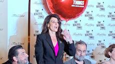 Νία Βαρντάλος: Στην Αθήνα για μια θεατρική παράσταση αλά ελληνικά  - Δείτε βίντεο και φωτογραφίες