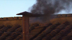 Βατικανό: Με δύο ώρες καθυστέρηση, βγήκε μαύρος καπνός από την καμινάδα της Καπέλα Σιξτίνα