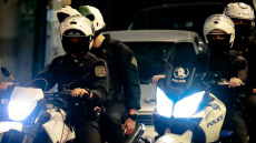 Επεισόδια με μολότοφ στα Εξάρχεια, επίθεση κατά αστυνομικών έξω από τη Νομική